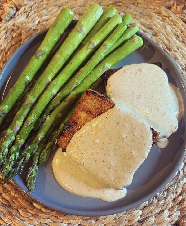 STEAK DE TOFU MARINÉ SAUCE AU POIVRE ET BRANDY, POMMES DE TERRE PILÉES & FÈVES